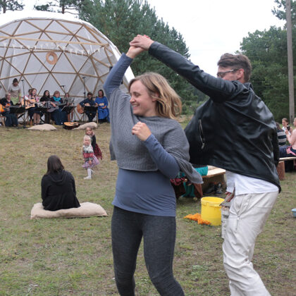 "Austras Bērni" neļauj sēdēt mieriņā, jāielaiž kāds virpuļdancis