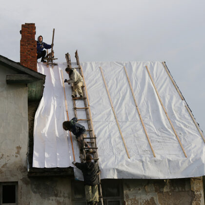 Pērles Baltā mājas pagaidu jumta likšanas talka