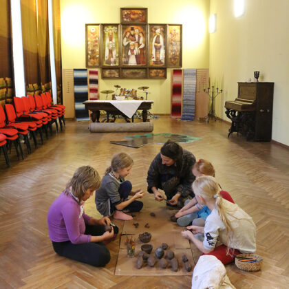 Kad lietus paliek neatlaidīgs savā spēkā, steidzam patverties Druvienas kultūras nama zālē