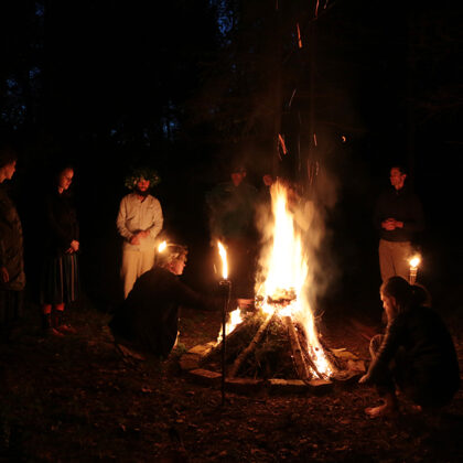 Mītiskā klusumā un vienotā atbalsta telpā, atbrīvoties no tā, kas vairs nekalpo..
