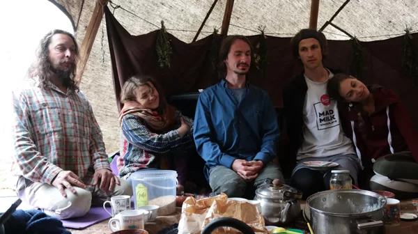 Slēpjoties no lietus, rīta brokastīm vienojamies Tipi