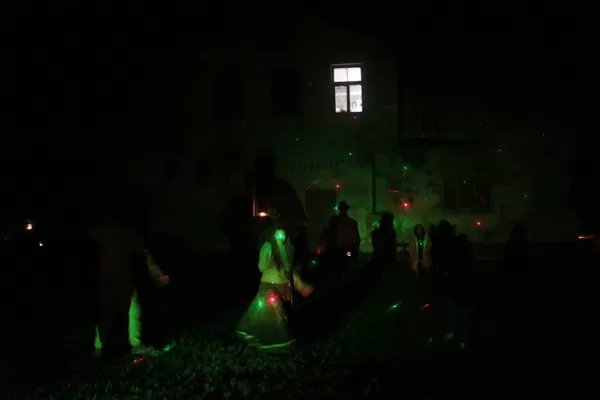 ..un estātiskās dejas raibu gaismiņu pavadībā var sākties..