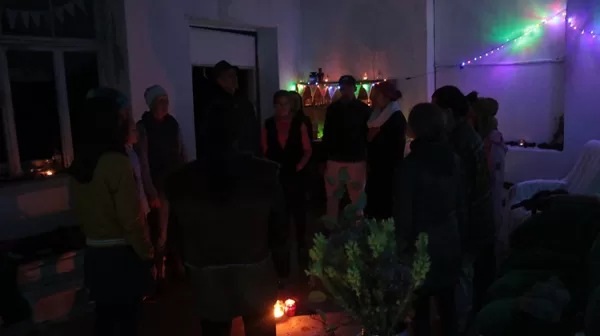 Rezonanses aplis vibrēt sāk..