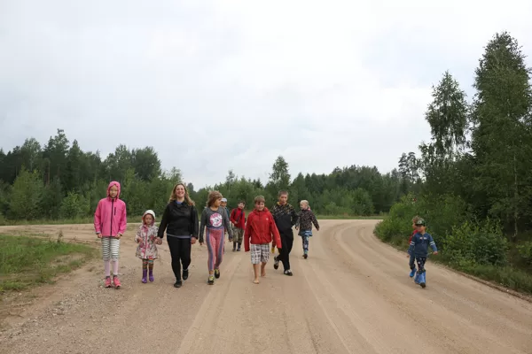 Par spīti draudīgajiem mākoņiem, izlemjam neateikties no meža ceļojuma. Dodamies ceļā!