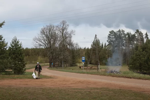 Tiek gatavota lielā ugunskura vieta..