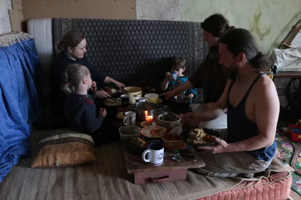 Mīlestībā un sirds siltumā gatavota maltīte baro un spēcina turpmākajiem darbiem..