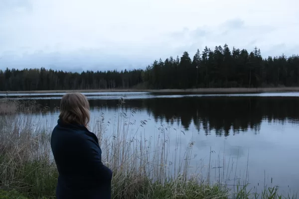 Vakars klāt un sastrādātos putekļus spēj noskalot tikai vēsais ezera ūdens